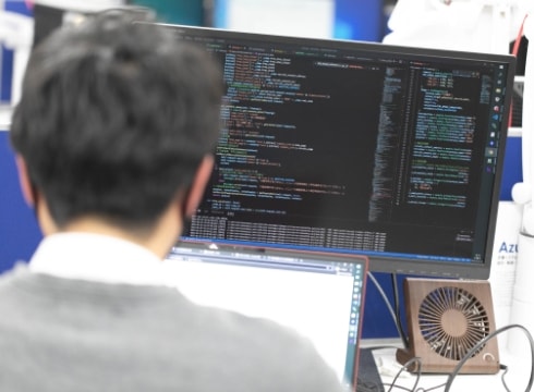 ソースコードが映ったパソコンの画面